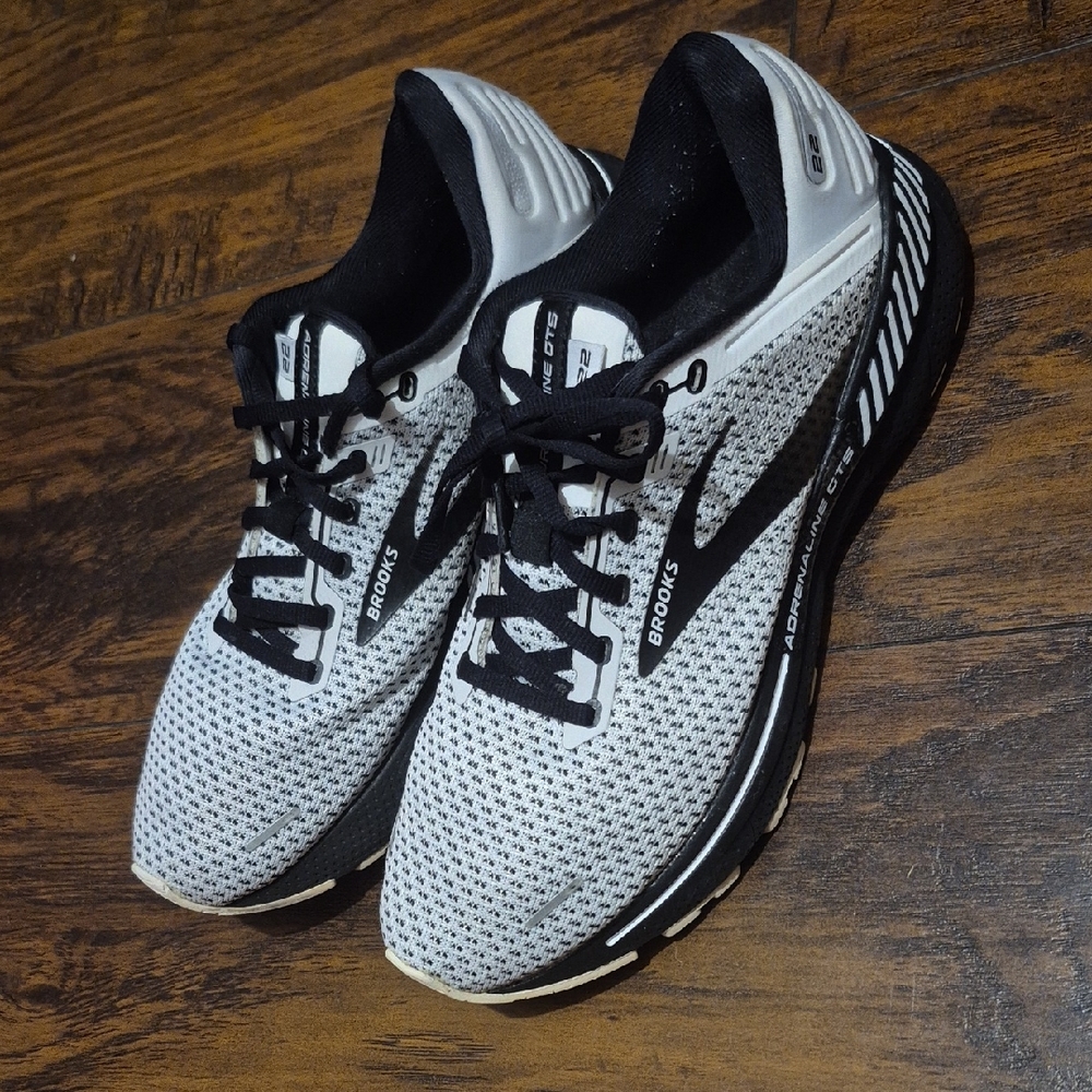 Brooks Men's White and Black Running Sneakers